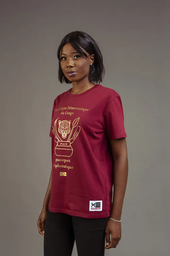 T-shirt Passeport rouge porté, de trois quarts